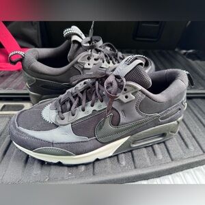 Nike Air Max, women’s 9. Wore once.